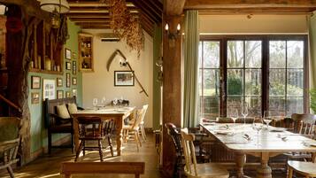 Deluxe Cabin, Ensuite, Courtyard View | Restaurant