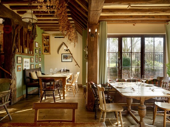 Deluxe Cottage, 6 Bedrooms, Garden View | Restaurant