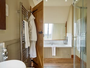 Aðskilið baðker/sturta, regnsturtuhaus, hárblásari, handklæði