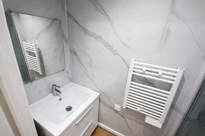 Shower, hair dryer, towels, shampoo - Charmant Studio Paris 15eme - Proche Tour Eiffel (Paris)