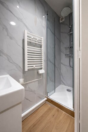 Shower, hair dryer, towels, shampoo - Charmant Studio Paris 15eme - Proche Tour Eiffel (Paris)
