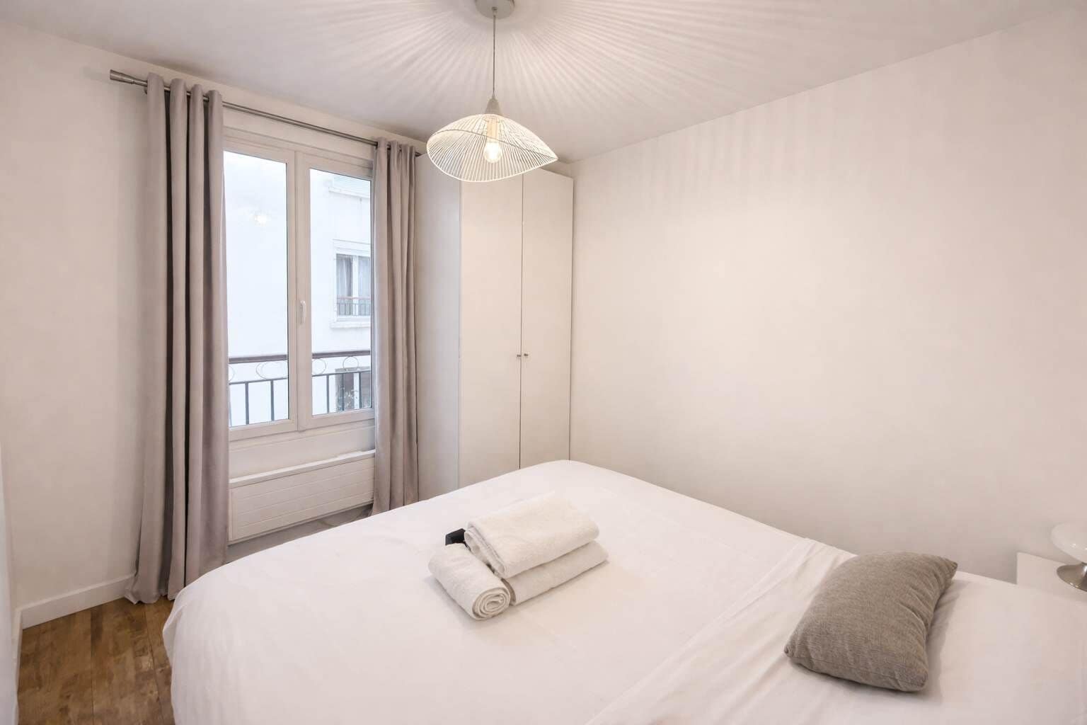 1 habitación, tabla de planchar con plancha y ropa de cama 