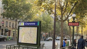 A street scene with a map display and a metro sign. - Appartement cosy Paris 11 - Métro à pied - 2p (Paris)