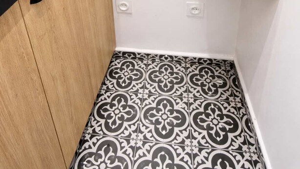 A compact kitchen with a black tiled backsplash, a stainless steel sink, a coffee maker, and a toaster on wooden shelves. - Appartement cosy Paris 11 - Métro à pied - 2p (Paris)