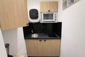 Réfrigérateur, micro-ondes, plaque de cuisson, cafetière/bouilloire