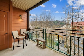 Property grounds - Baskins Creek 101 🦌Fireplace | Walk to Downtown Gatlinburg | Pool, Hot Tub 🏔️ (Gatlinburg)