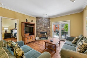 Iron/ironing board, free WiFi, bed sheets - 🏞️Baskins Creek 108 | Walk to Downtown Gatlinburg | Pool+Hot Tub🏞️ (Gatlinburg)