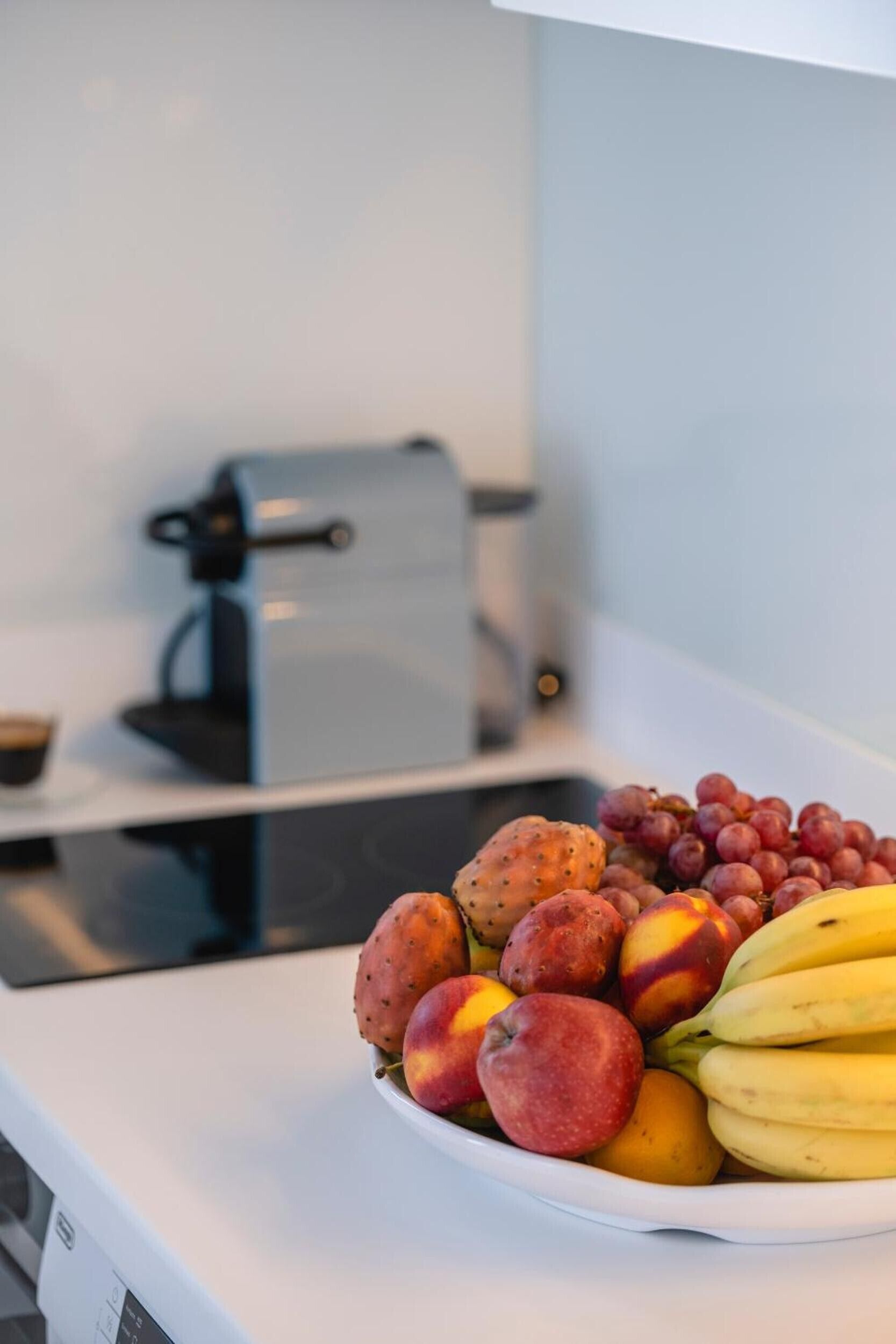 Eine Küchenarbeitsplatte mit Obstteller und Toaster.