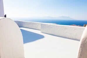 A white-walled room with a view of the sea and mountains. - Aegean stones, Ornos, Mykonos (Agios Ioannis Mykonos)