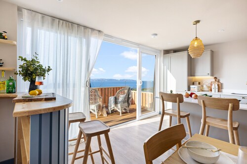 The Lookout - Coastal Calm with Panoramic Sea Views