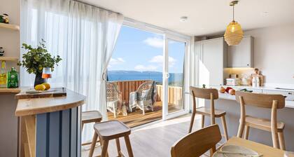 The Lookout - Coastal Calm with Panoramic Sea Views