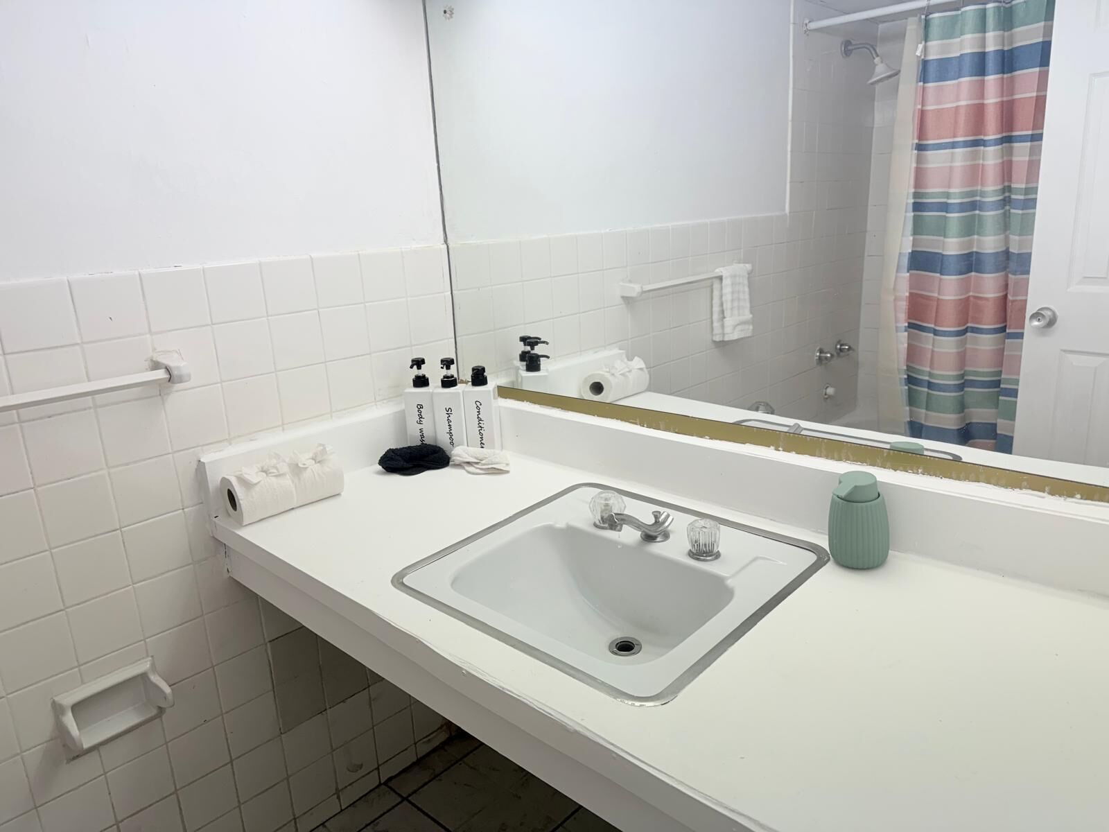 Toallas, jabón, papel de baño 