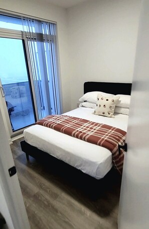 1 habitación, tabla de planchar con plancha, wifi y ropa de cama