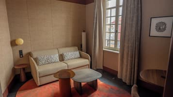 Suite, vista al mar | Área de sala de estar | Smart TV de 32 pulgadas con canales digitales
