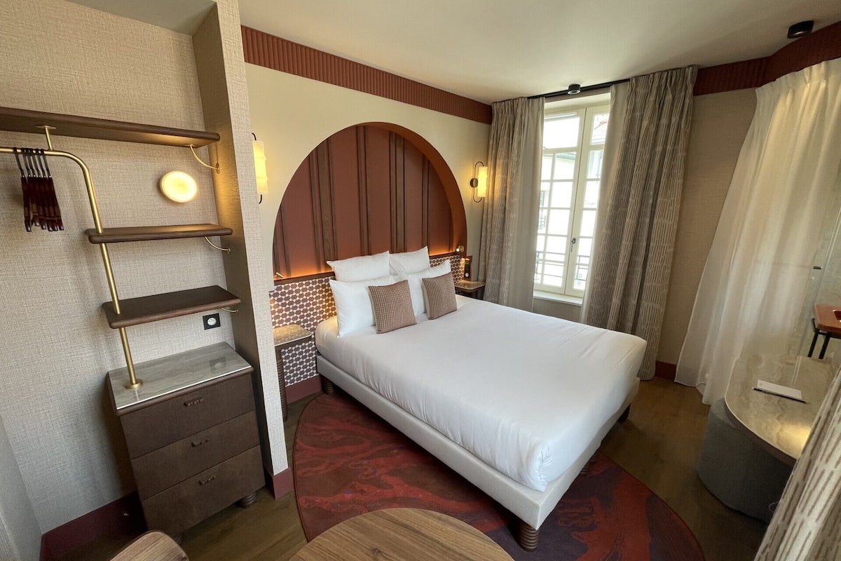 In-room safe, desk, laptop workspace, blackout drapes
