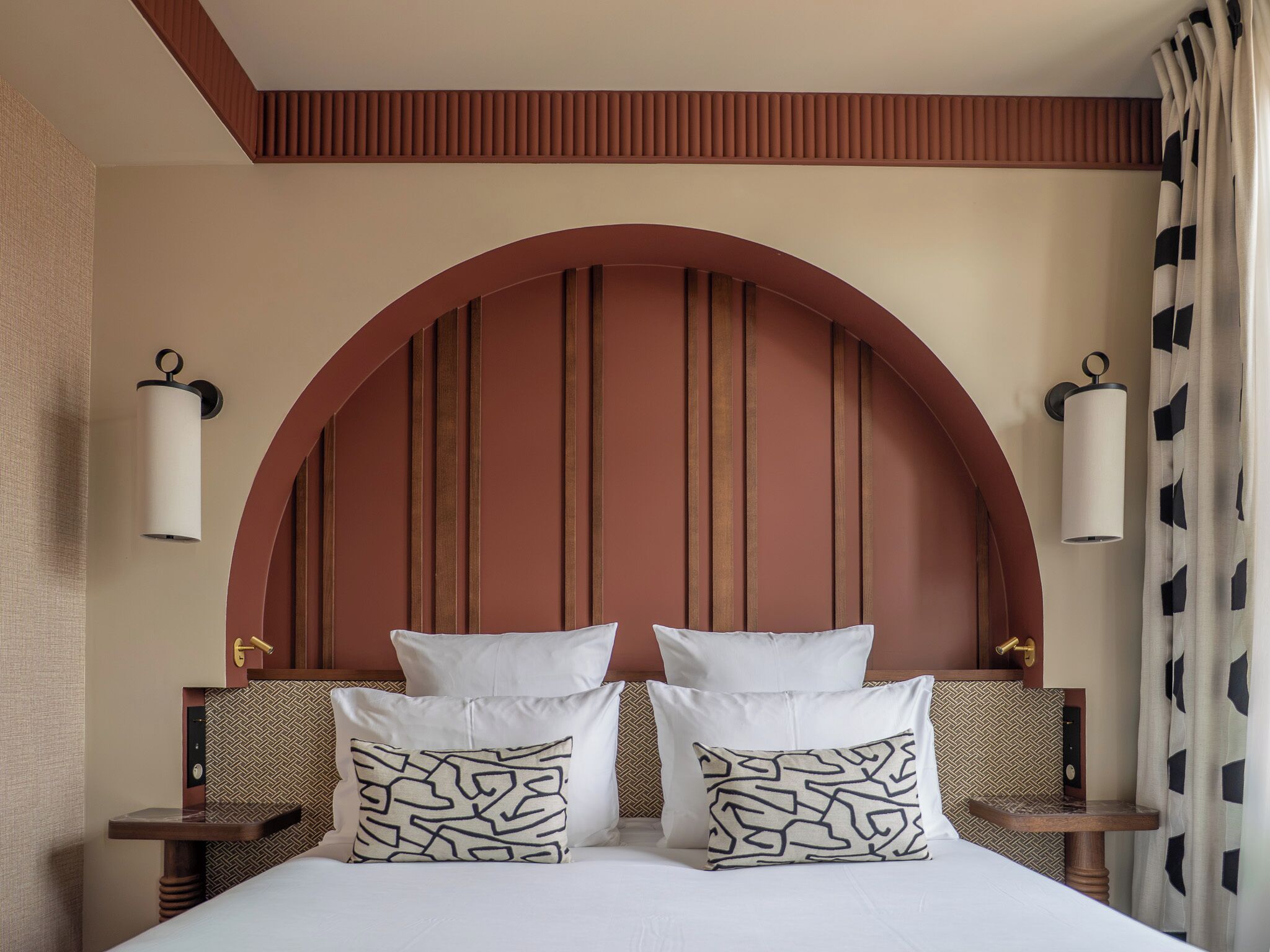 Suite, Sea View | In-room safe, desk, laptop workspace, blackout drapes