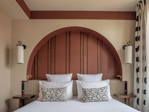 Suite, Sea View | In-room safe, desk, laptop workspace, blackout drapes