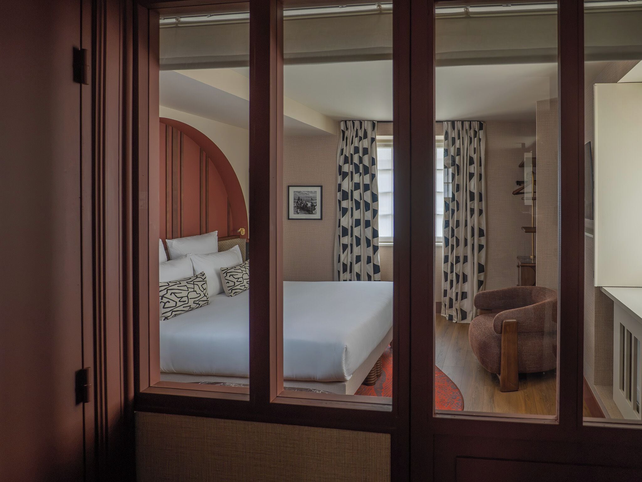 Una habitación de hotel con una cama, una silla y un escritorio.