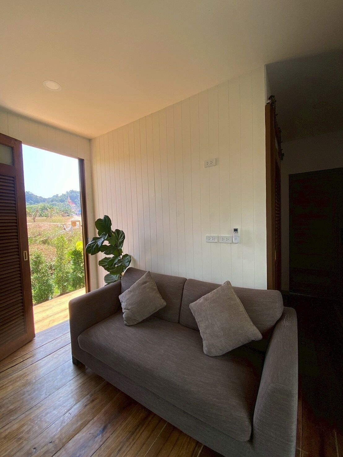 Deluxe Quadruple Room, Hill View | Living area