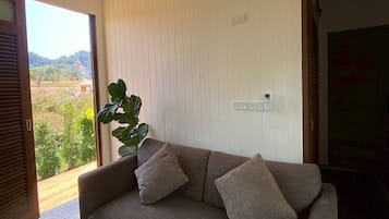 Deluxe Quadruple Room, Hill View | Living area