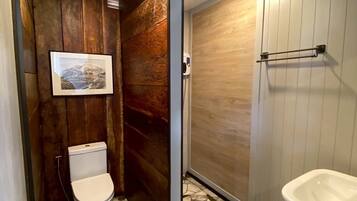 Deluxe Quadruple Room, Hill View | Bathroom