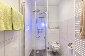 Ducha, secador de pelo y toallas
