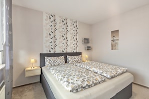 1 dormitorio, tabla de planchar con plancha, wifi y ropa de cama