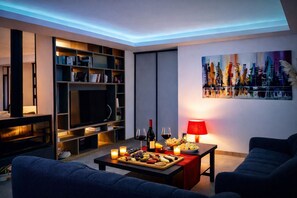 Smart-tv, een open haard en een tafeltennistafel