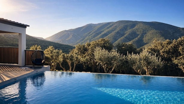 Una piscina con vistas a montañas y árboles.