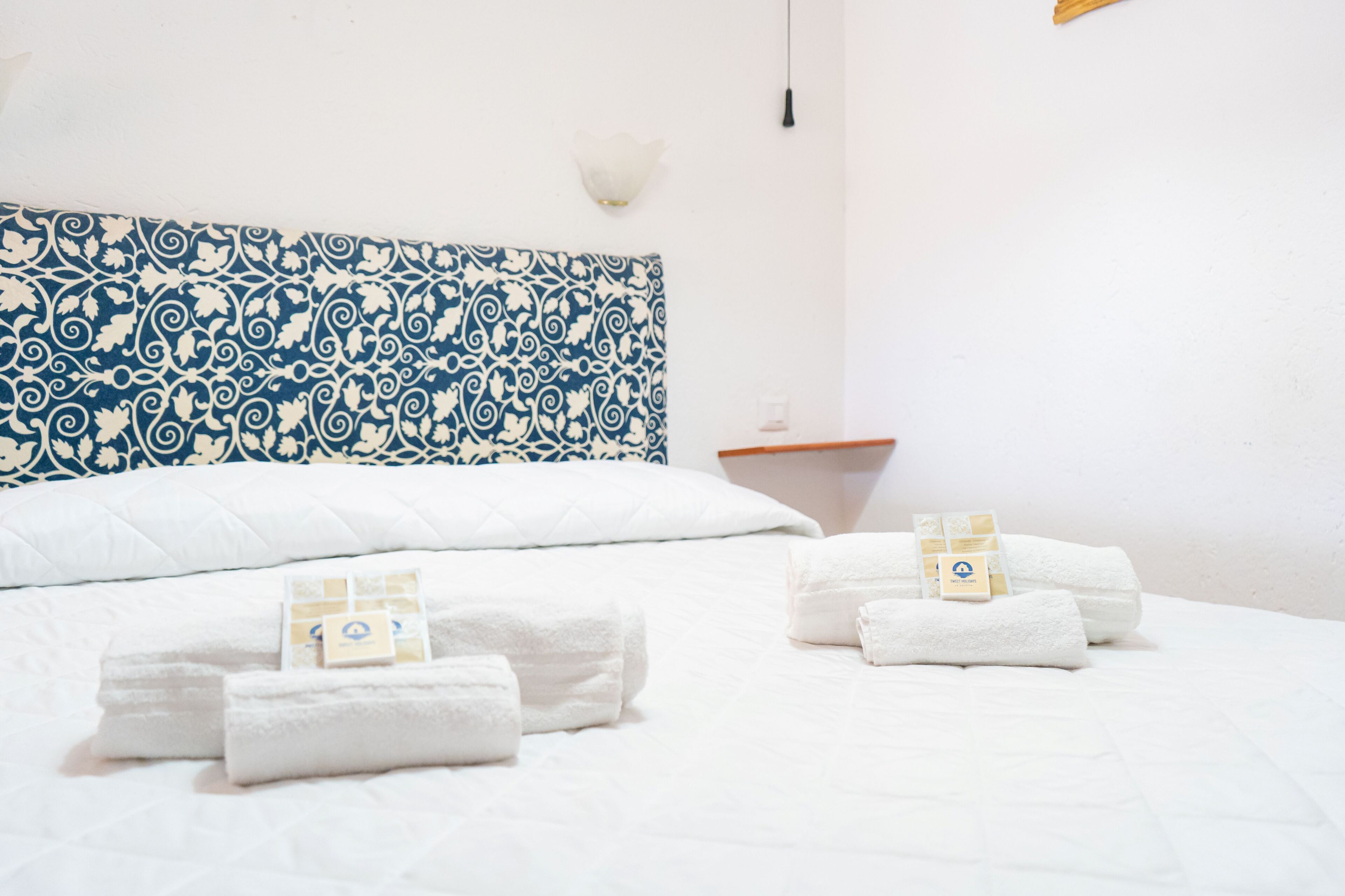 Iron/ironing board, bed sheets