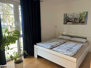 2 habitaciones, tabla de planchar con plancha y cuna de viaje 