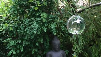 Une statue entourée d’un feuillage dense.