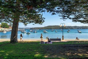 Beach nearby - Manly Cove Beachfront Living by Wharf and Cafs (Manly)