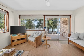 Books - Manly Cove Beachfront Living by Wharf and Cafs (Manly)