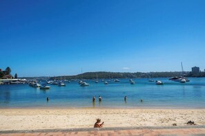 Beach nearby - Manly Cove Beachfront Living by Wharf and Cafs (Manly)