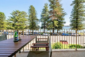 Outdoor dining - Manly Cove Beachfront Living by Wharf and Cafs (Manly)
