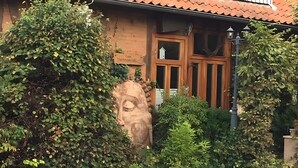 Un edificio con facciata in legno, un'ampia vetrata e un cartello con la scritta 'Café Intérieur'.
