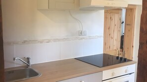 Fridge, oven, stovetop, coffee/tea maker