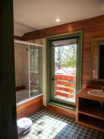 Deluxe Double Room, Mountain View | Bathroom