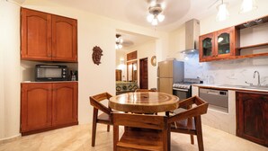 Una cocina con armarios de madera, un microondas, una estufa y un lavavajillas.