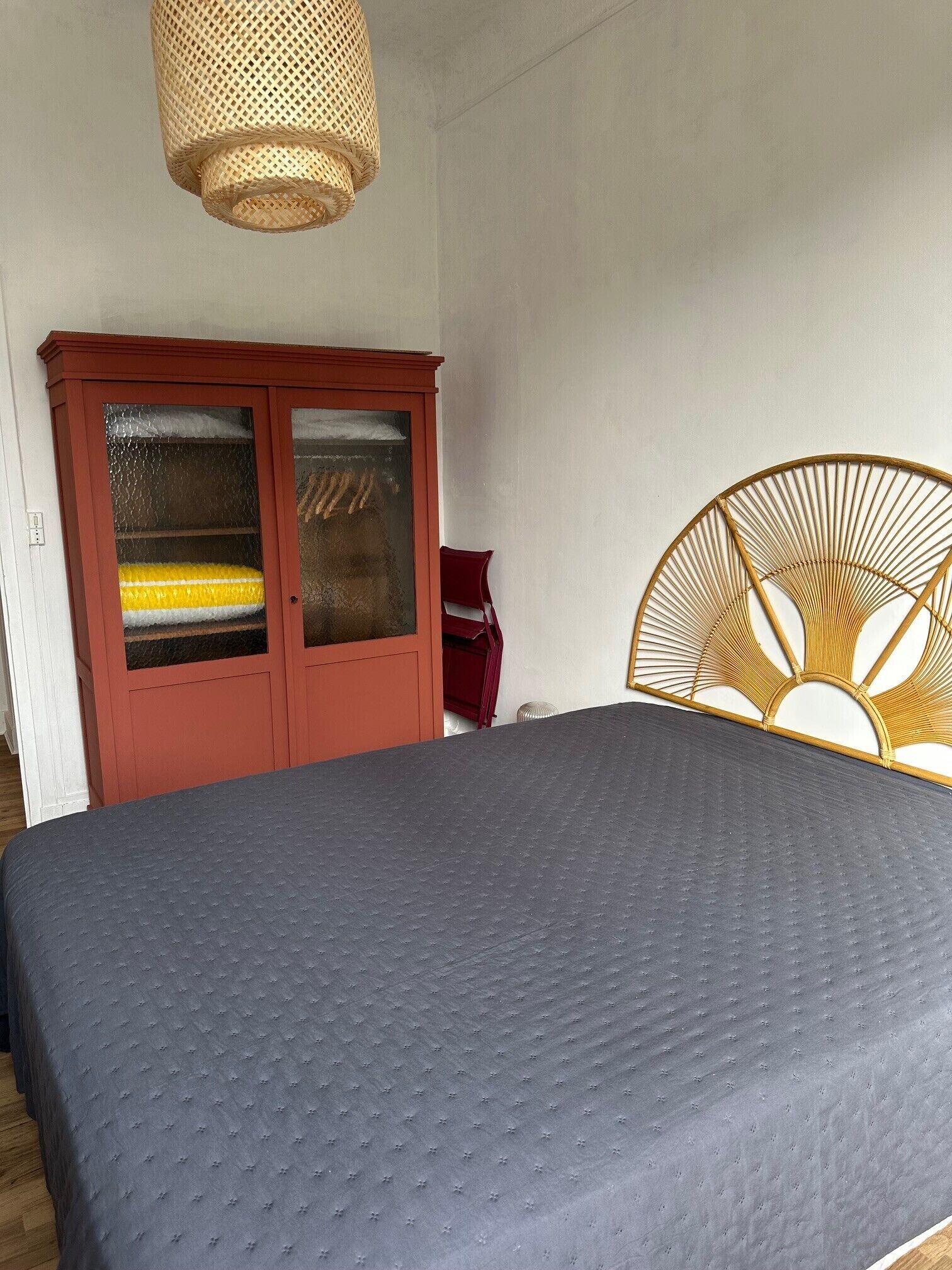 1 chambre, fer et planche à repasser