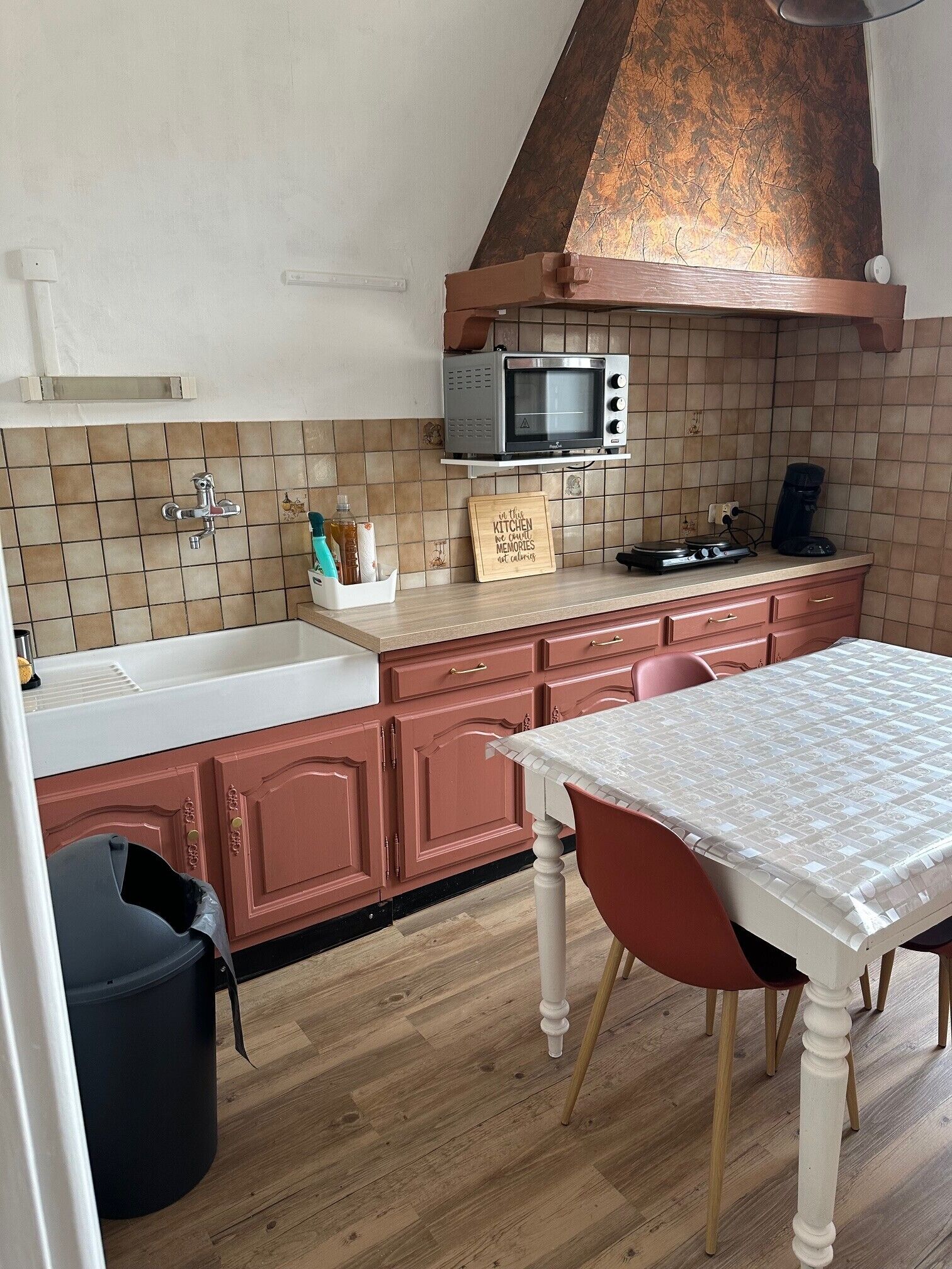 Een koelkast, een oven, een kookplaat, een koffiezetapparaat/waterkoker