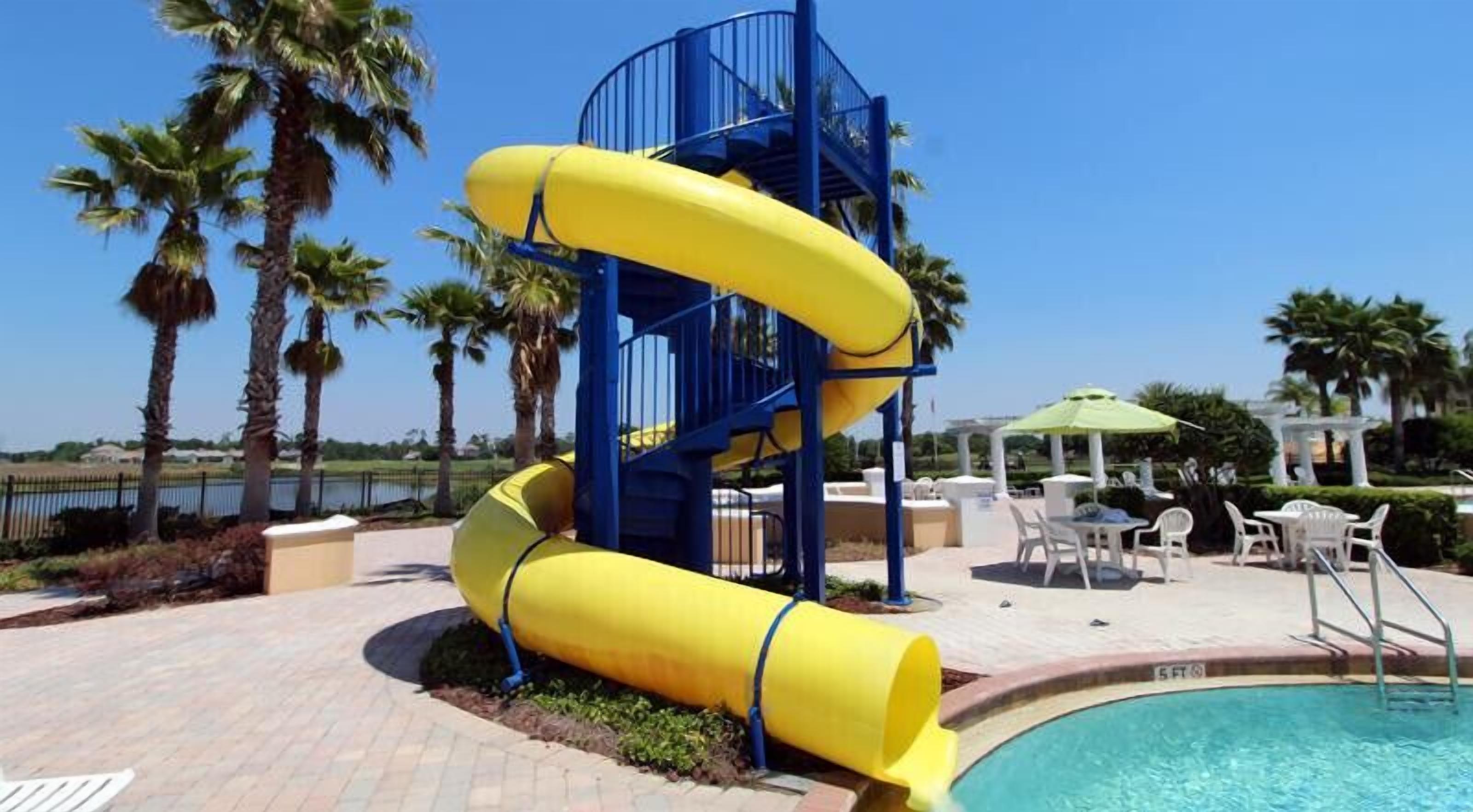Eine Wasserrutsche mit Pool und Außenbereich zum Sitzen.