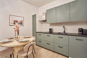 Kühlschrank, Mikrowelle, Wasserkocher mit Kaffee-/Teezubehör