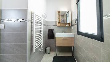 Douche, sèche-cheveux, serviettes fournies