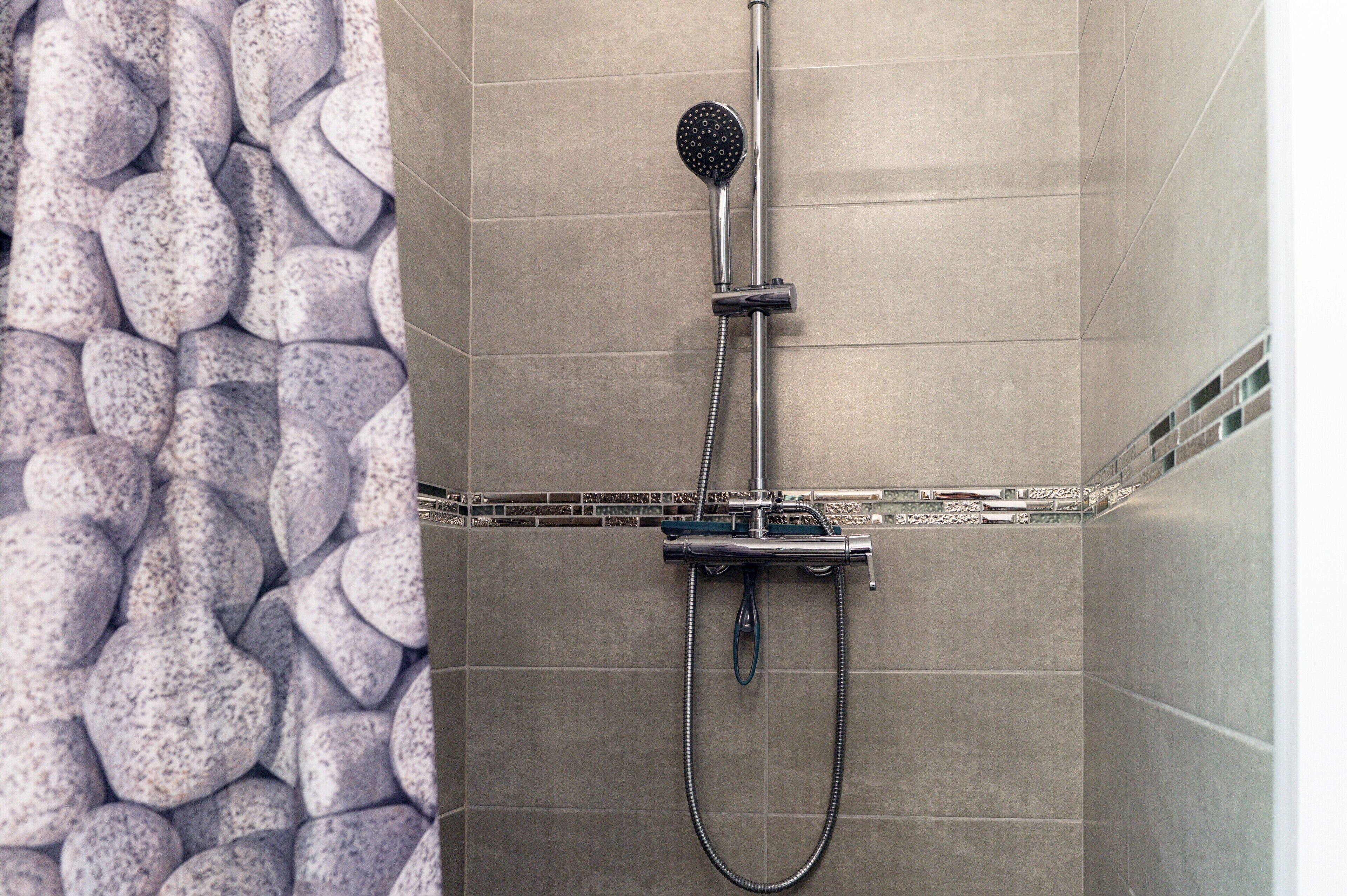Douche, sèche-cheveux, serviettes fournies