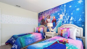 Ein Schlafzimmer mit zwei Betten, einem Nachttisch, einer Lampe und einem Wandbild.