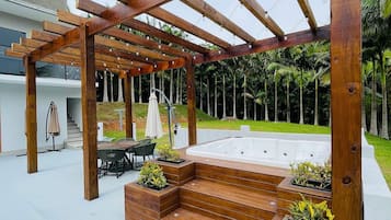 Cabin | Outdoor spa tub
