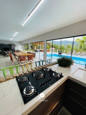 Deluxe Cabin | Private kitchen | Fridge, microwave, cookware/dishes/utensils