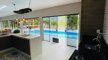 Cabana Deluxe | Cuina privada | Frigorífic, microones i utensilis de cuina, vaixella i coberteria